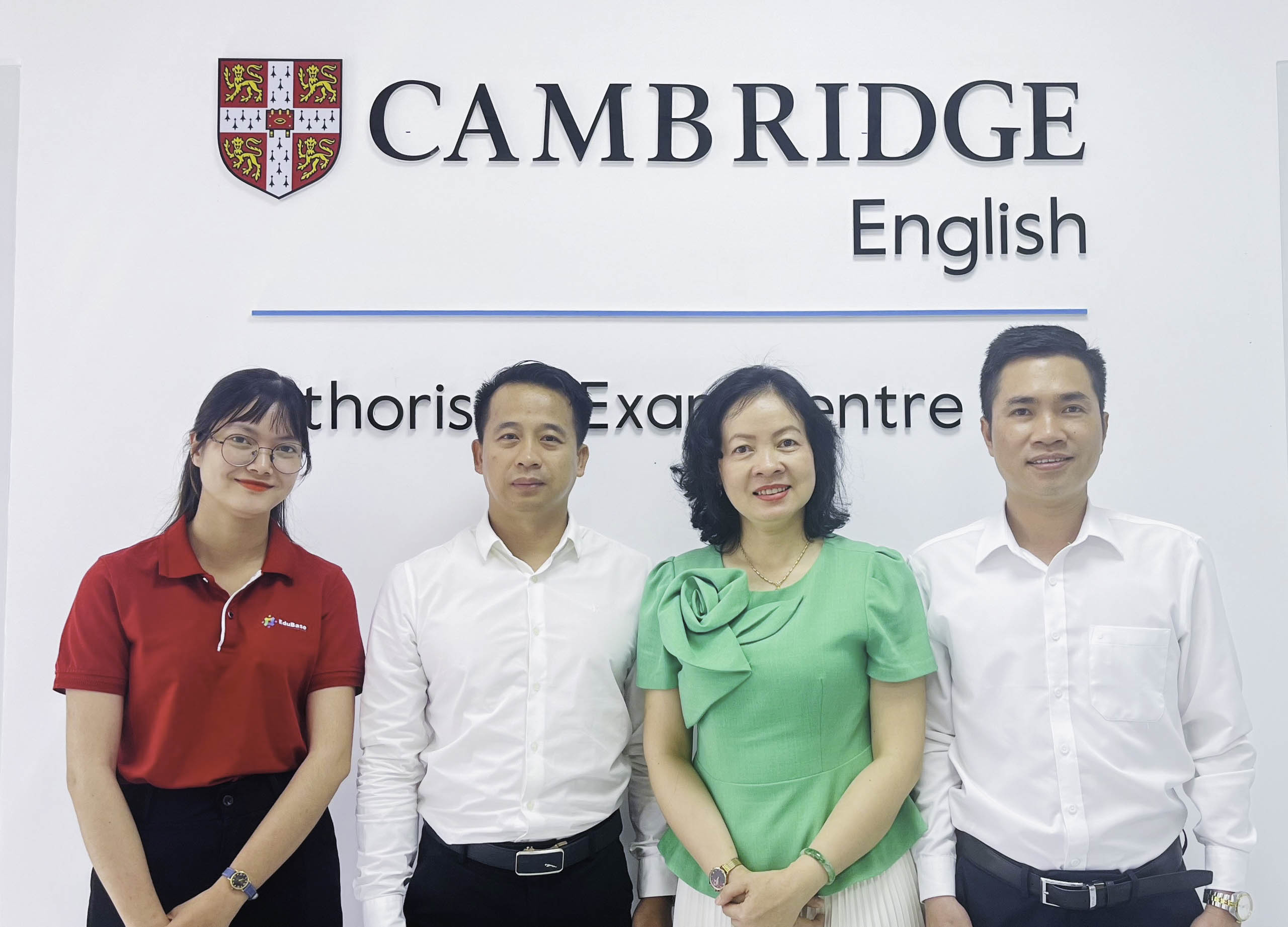 giam-doc-nha-san-xuat-hoi-dong-khao-thi-cambridge-den-tham-quan-